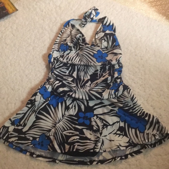 One piece swim wear - Picture 1 of 3